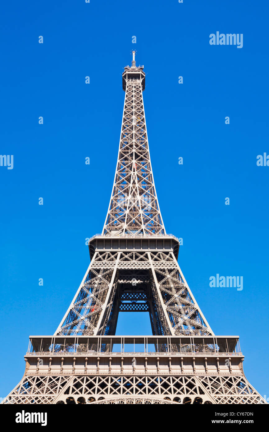 La Torre Eiffel a Parigi contro un cielo azzurro cercando Parigi Francia EU Europe Foto Stock