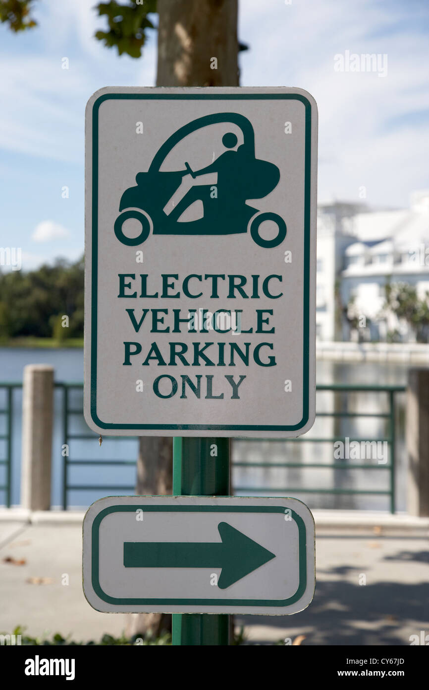 Il veicolo elettrico parcheggio solo spazi baie nel centro cittadino di celebrazione florida usa Foto Stock