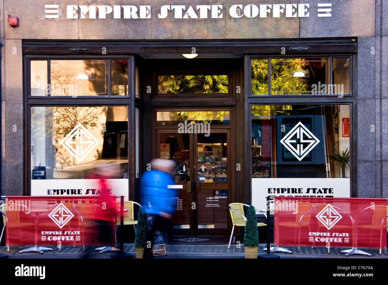 Un moderno stile italiano 'American Empire State Caffè' negozio aperto per affari nel centro di Dundee, Regno Unito Foto Stock