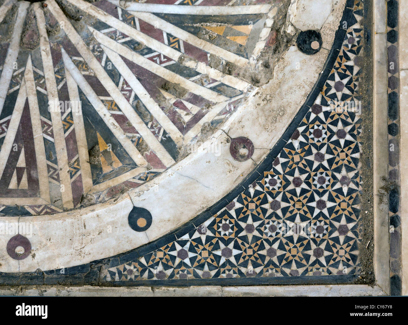 Dettaglio del marmo intarsiato bacino, ospedale, complesso di Qalawun, Il Cairo, Egitto Foto Stock