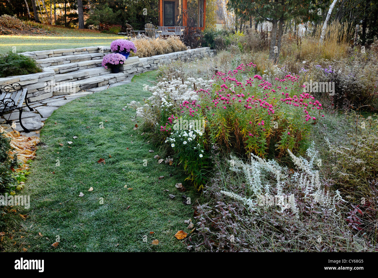 Le pareti del giardino e il prato di bordo su un gelido mattino, maggiore Sudbury, Ontario, Canada Foto Stock