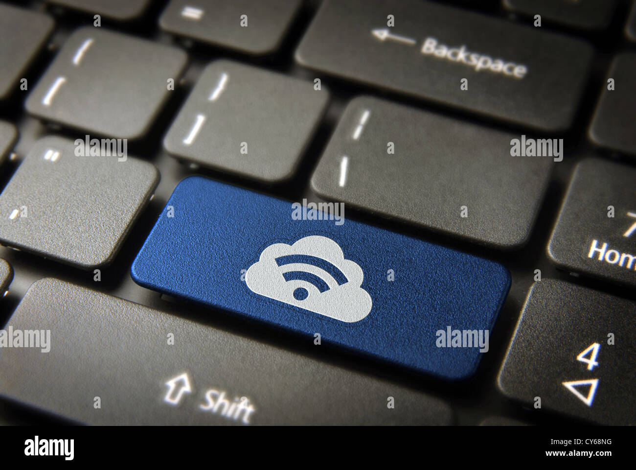 La tecnologia Blu il tasto con il simbolo RSS e il cloud computing icona sulla tastiera del notebook. Incluso percorso di clipping, così puoi modificare facilmente. Foto Stock