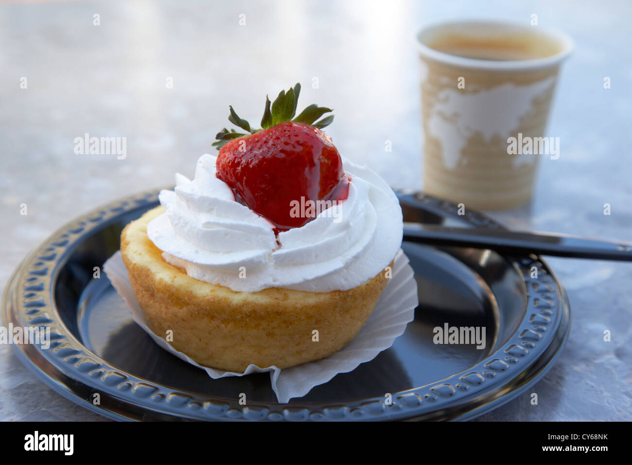 Strawberry Cheesecake pasticceria che serve solo a perdere la piastra di plastica con caffè usa Foto Stock