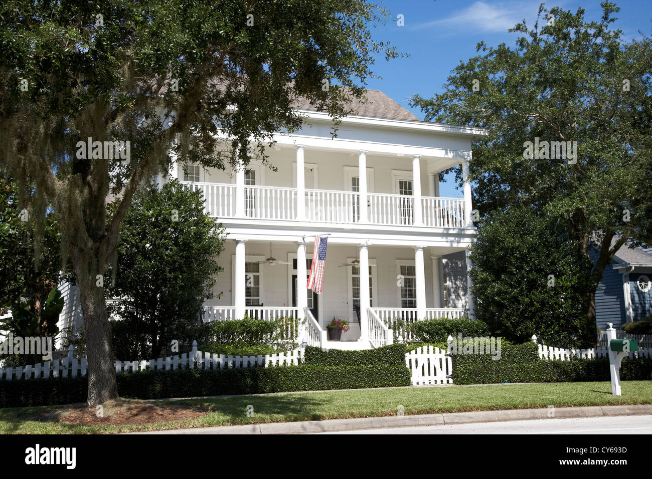 Residenziale grande casa americana battenti bandiera americana nella celebrazione florida usa Foto Stock