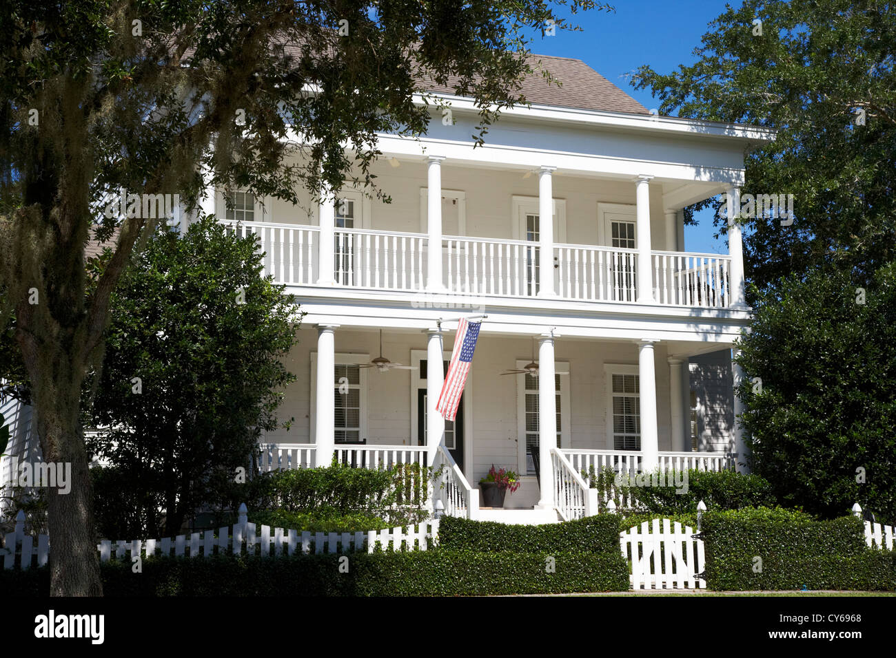 Residenziale grande casa americana battenti bandiera americana nella celebrazione florida usa Foto Stock