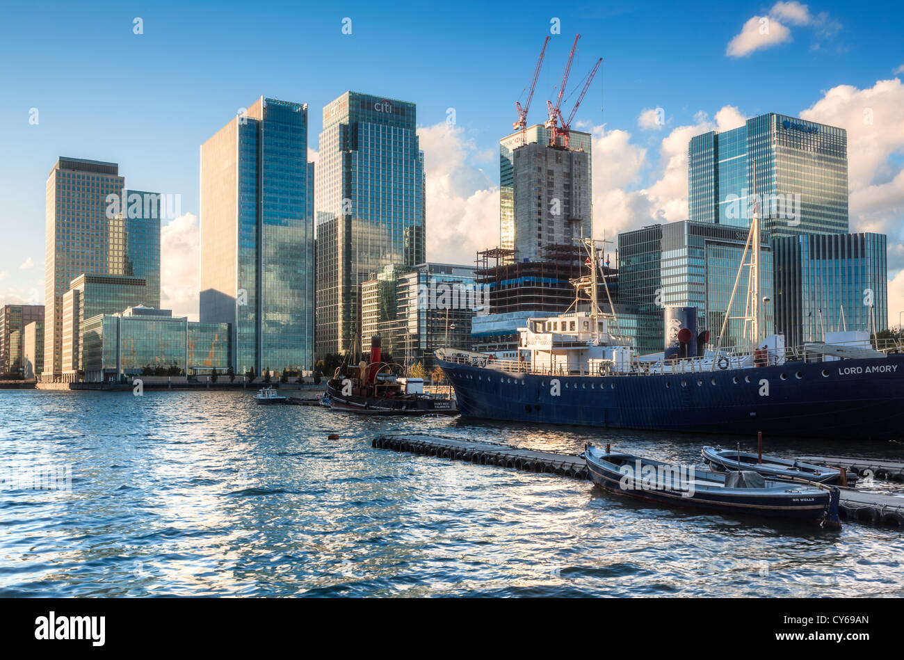 Canary Wharf da East India Docks Foto Stock