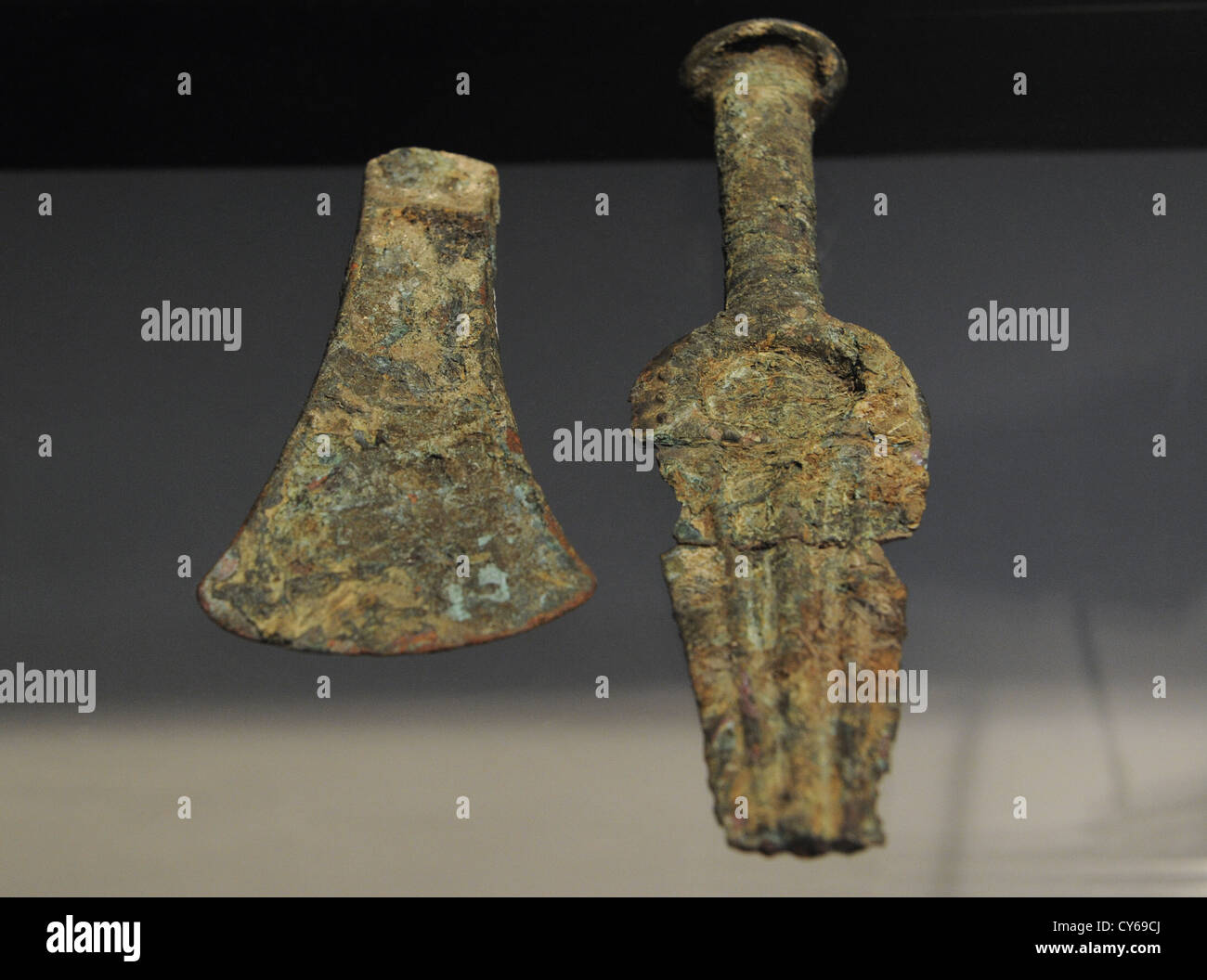 Il pugnale di bronzo provenienti da Europa centrale e realizzati localmente ax lama di bronzo. Vigerslev, vicino a Copenhagen. 2000-1700 A.C. Foto Stock