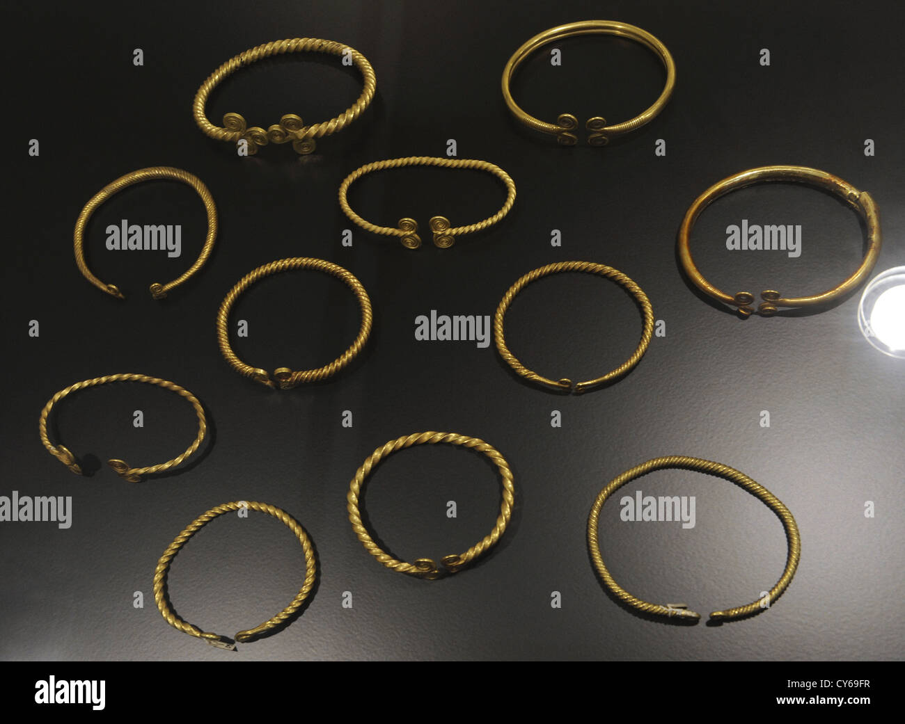 Liscia e spirale bracciali in oro. Prima età del bronzo, 1700-1100 A.C. Museo nazionale di Danimarca. Copenhagen. La Danimarca. Foto Stock