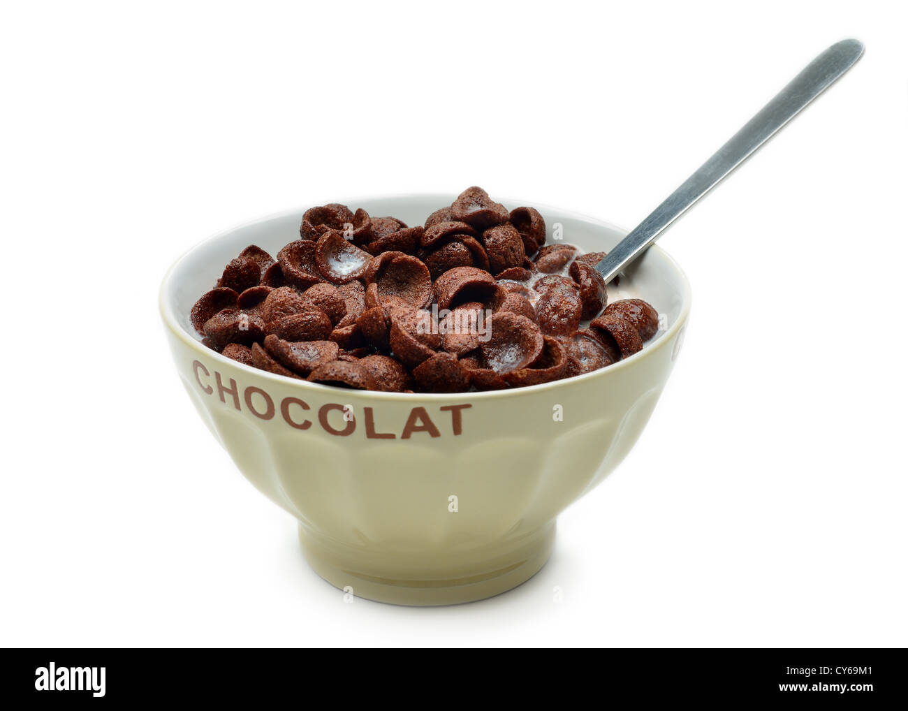 Ciotola con una deliziosa e nutriente e cornflakes al cioccolato, cereali e latte su sfondo bianco Foto Stock
