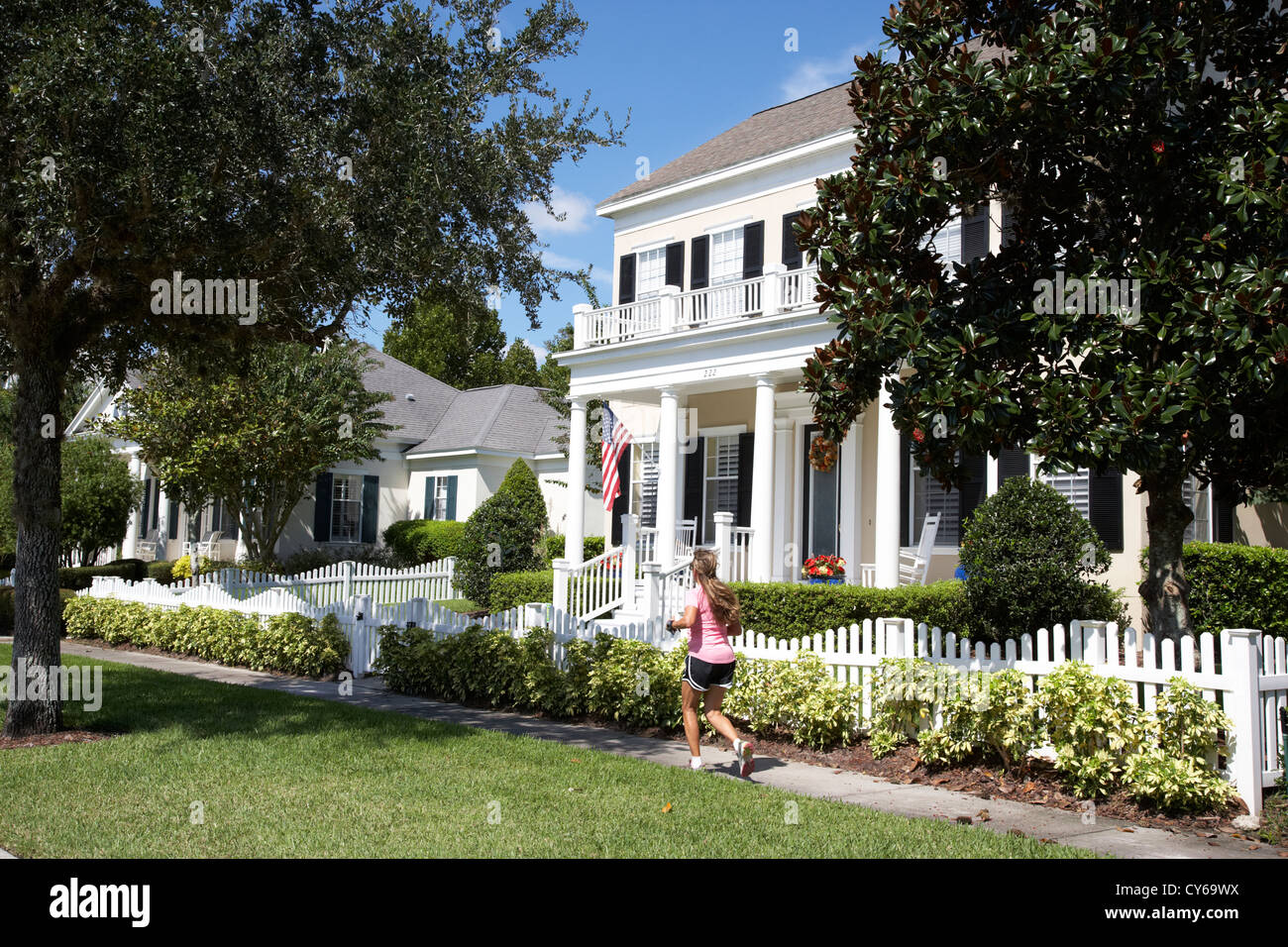 White picket recintata a bassa densità edilizia residenziale immobiliare nella celebrazione florida usa Foto Stock