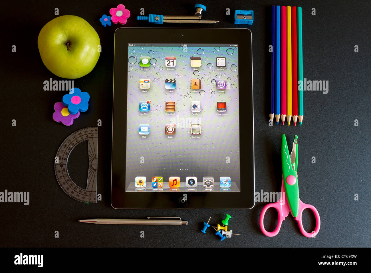 Ipad 3 con la scuola accesories su sfondo bianco Foto Stock
