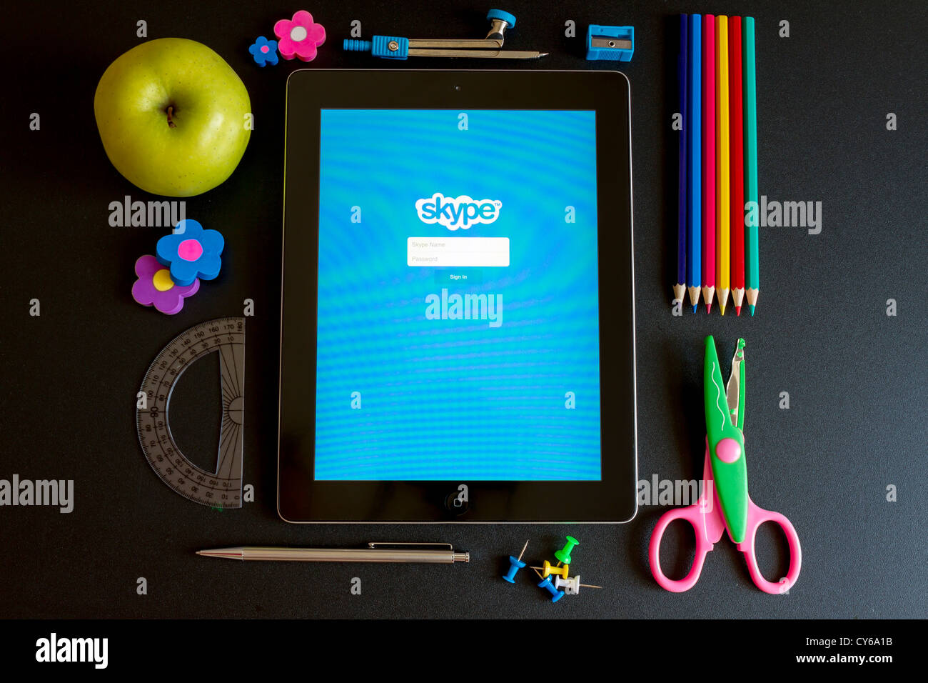 Ipad 3 con la scuola accesories e Skype sullo schermo Foto Stock