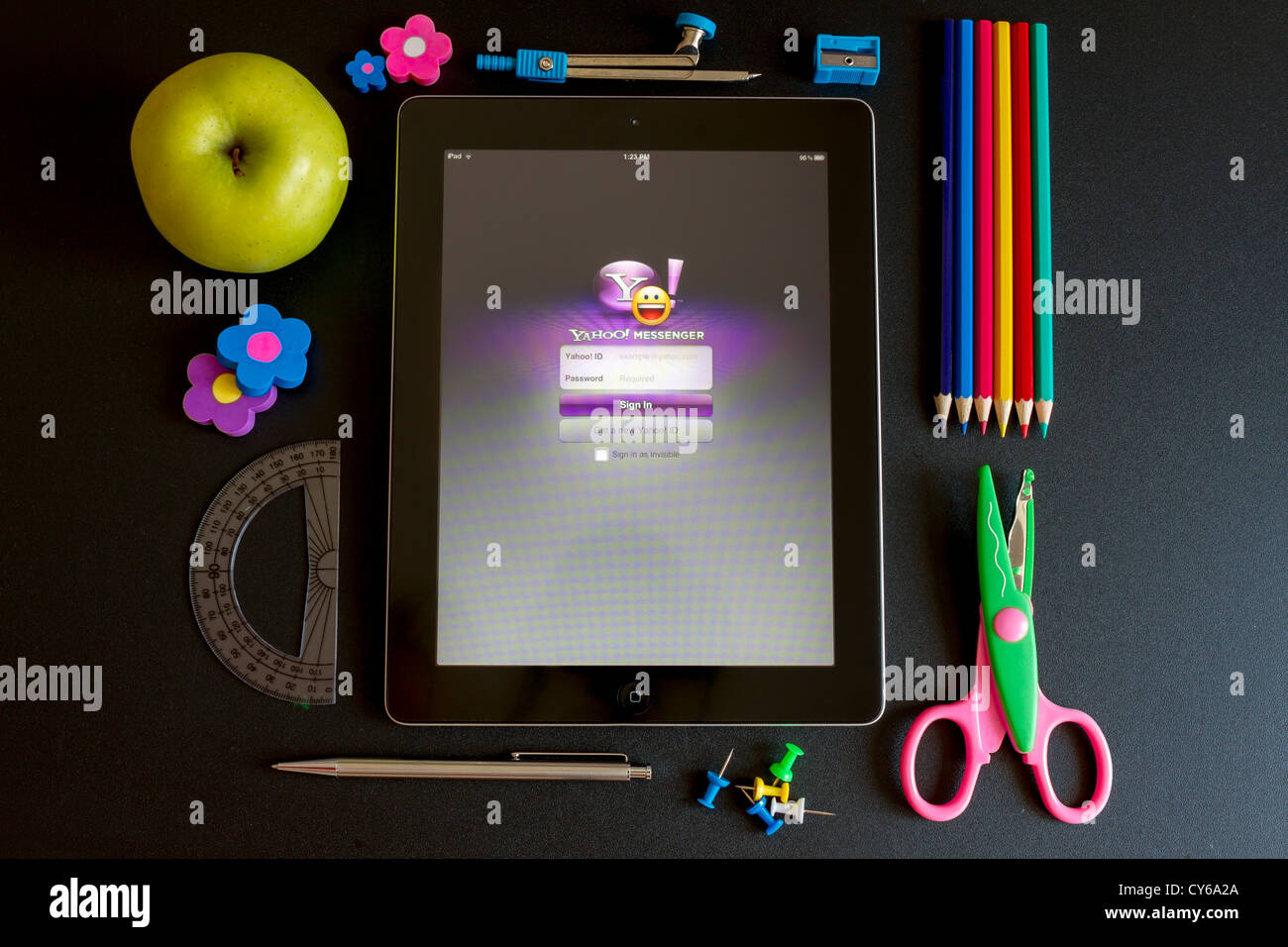 Ipad 3 con la scuola accessori e yahoo messenger sullo schermo Foto Stock