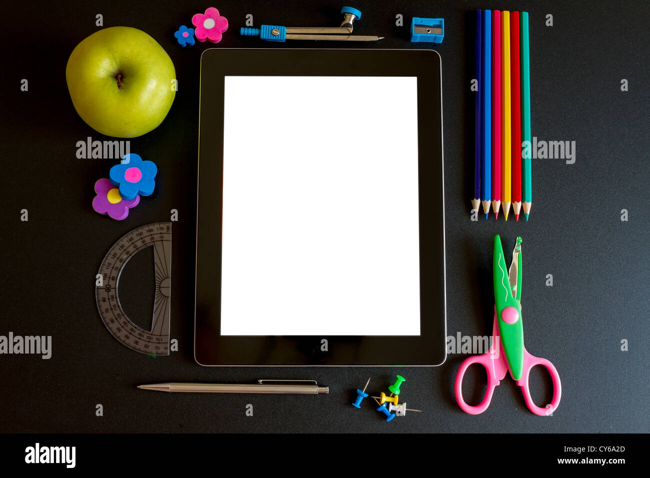 Tablet PC con la scuola accesories su sfondo bianco Foto Stock