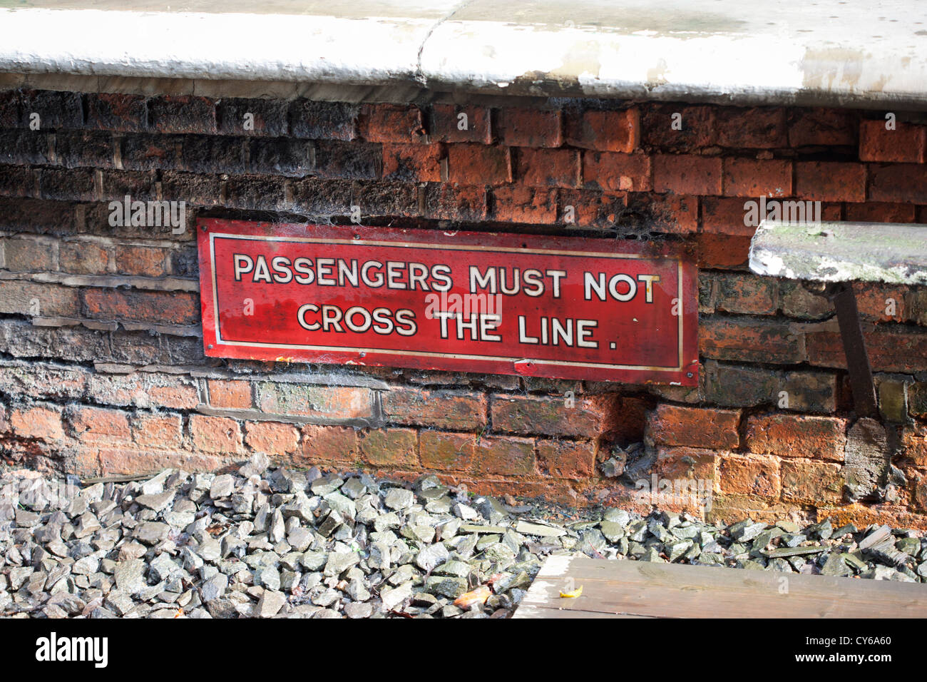 I passeggeri non devono attraversare la linea Foto Stock