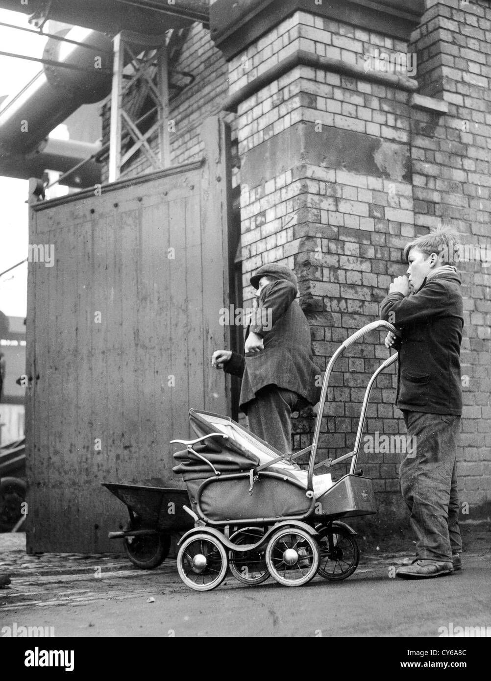 In attesa di raccogliere coke da Dudley gas Works nel West Midlands 1954. Uomo di lavoro Gran Bretagna 1950 lavoratore britannico nero paese di lavoro classe povera stile di vita povertà storia sociale Foto Stock