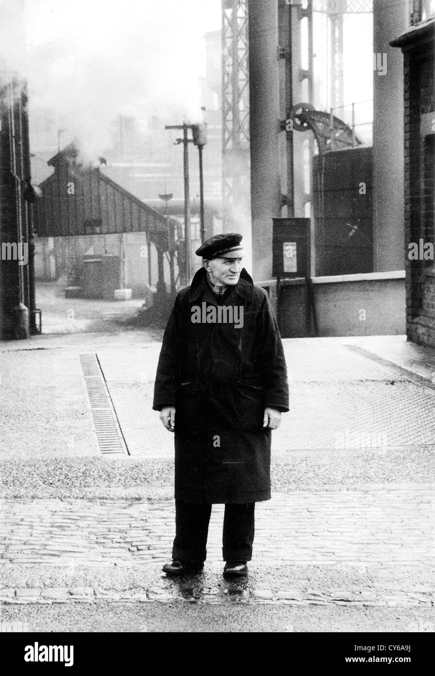 Dudley gas Works nel West Midlands Inghilterra Regno Unito 1954. Uomo di lavoro Gran Bretagna 1950 lavoratore britannico nero paese Foto Stock
