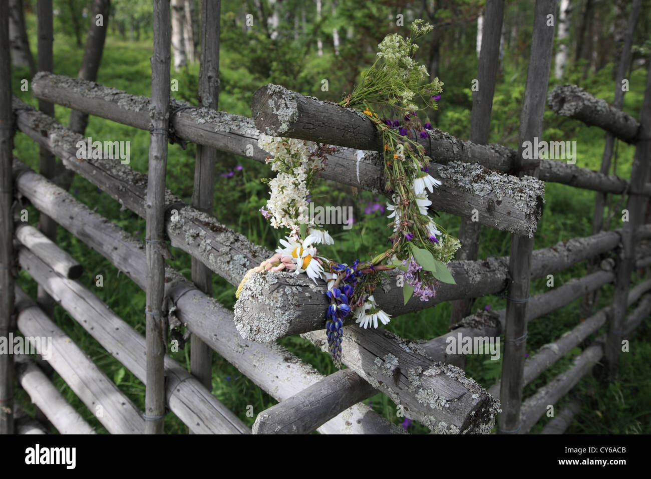 Ghirlanda di fiori appesi su una staccionata in legno sulla festa di mezza estate in Svezia Foto Stock