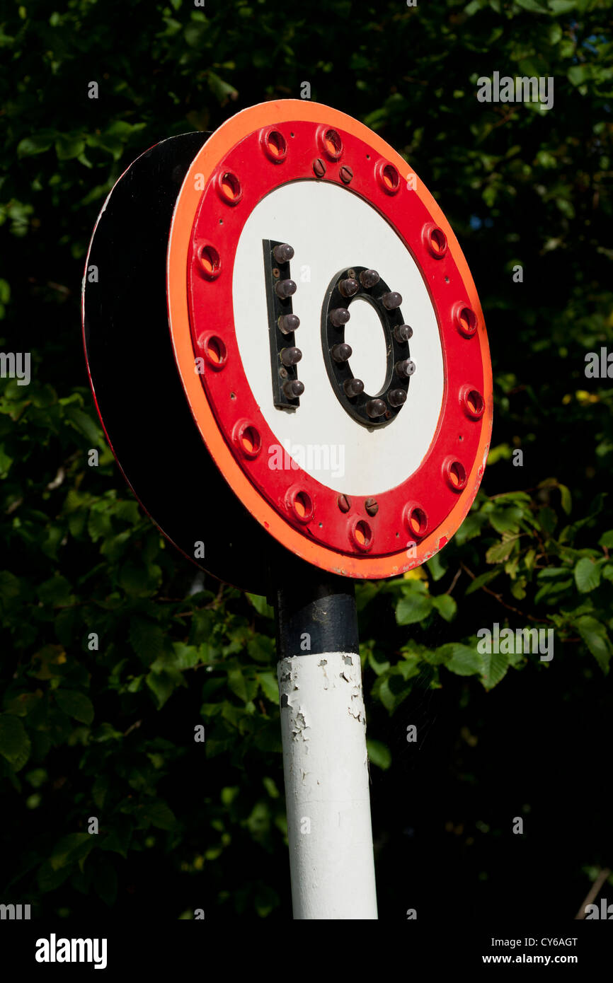 10 segnale di limite di velocità con i riflettori sui numeri in modo che si è visto durante la notte Foto Stock