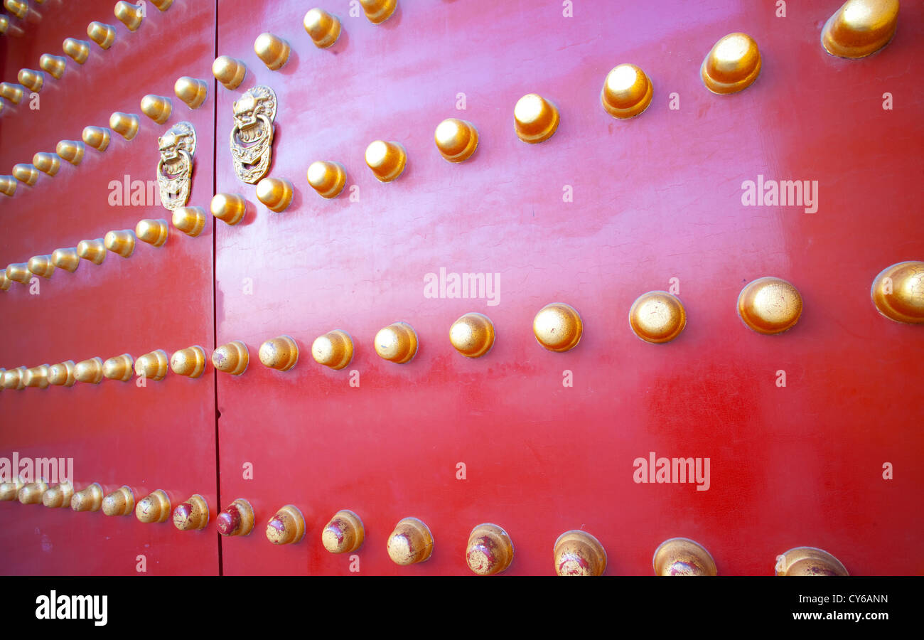 Design tradizionale porta rossa con bronzo dot al Tempio del Cielo a Pechino in Cina Foto Stock