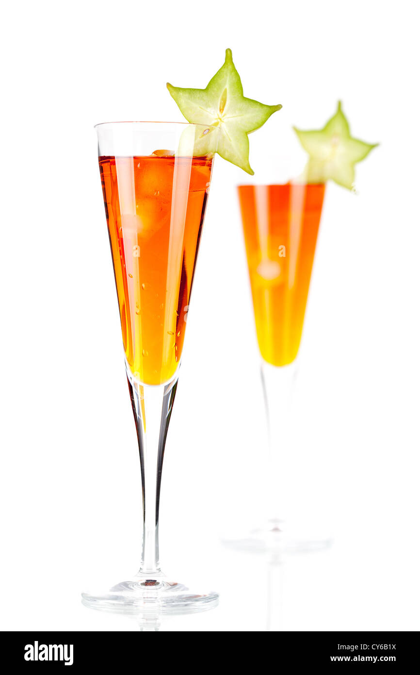 Orange cocktail alcolici con carambole isolati su sfondo bianco Foto Stock