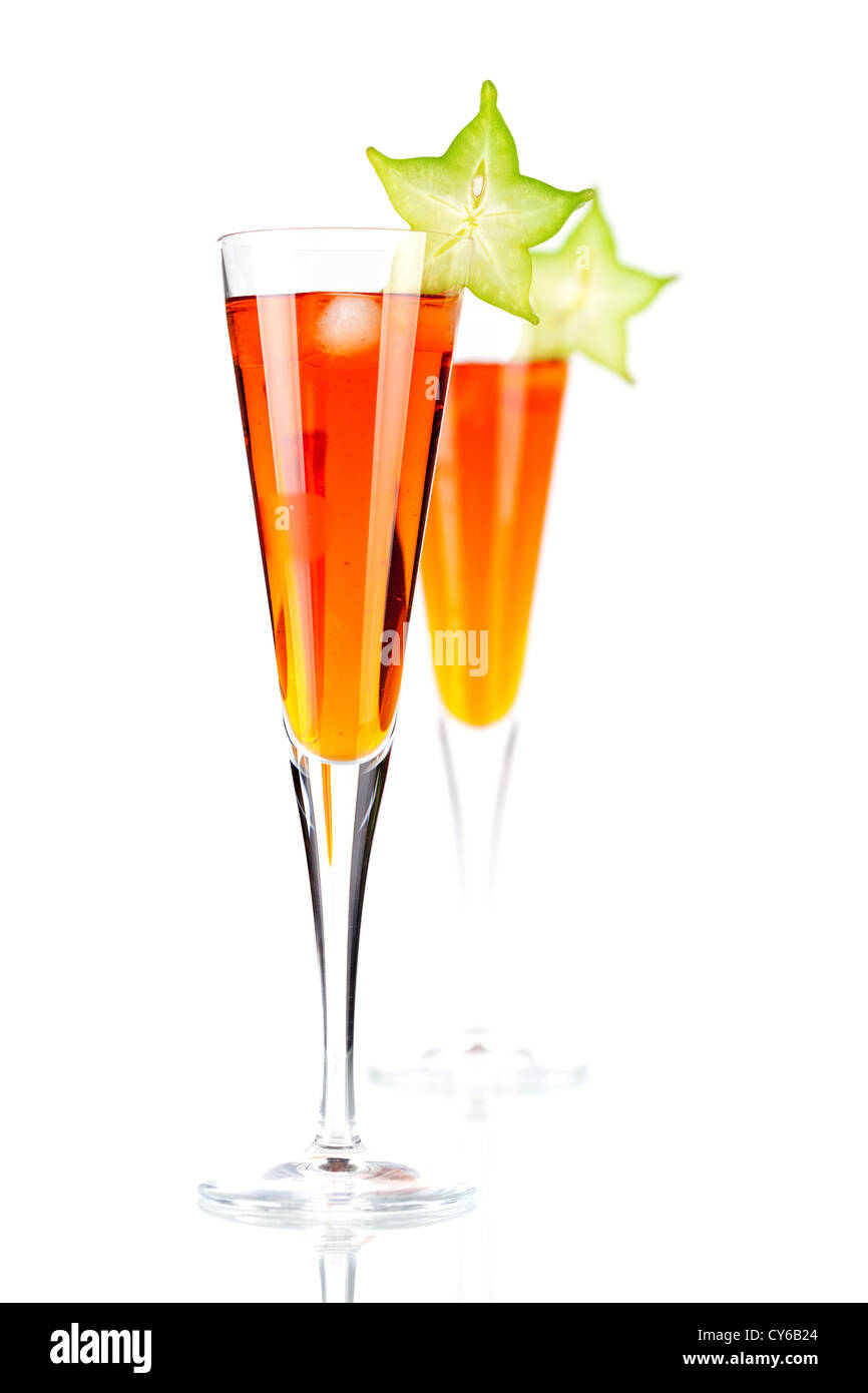 Orange cocktail alcolici con carambole isolati su sfondo bianco Foto Stock