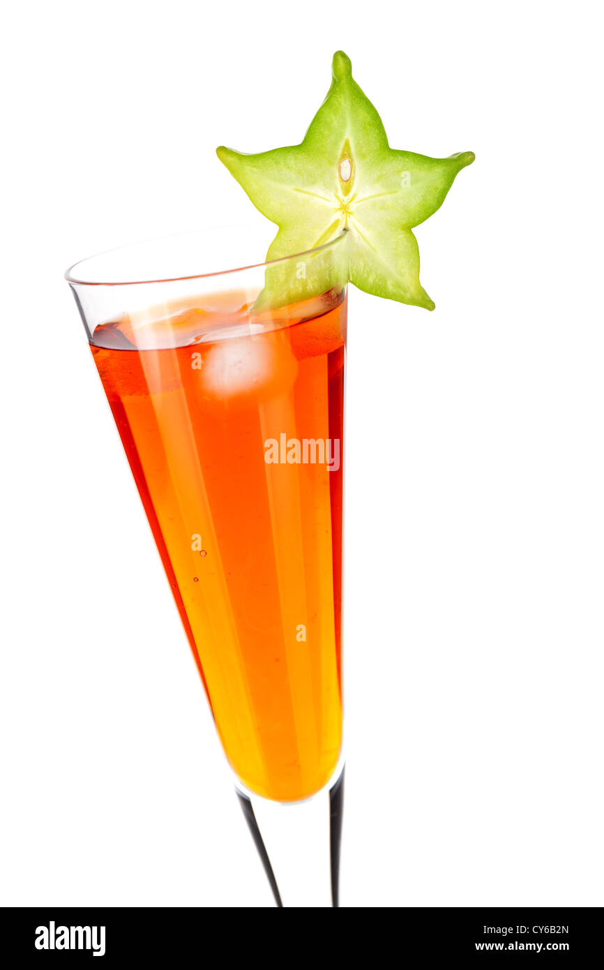 Orange cocktail alcolici con carambole isolati su sfondo bianco Foto Stock