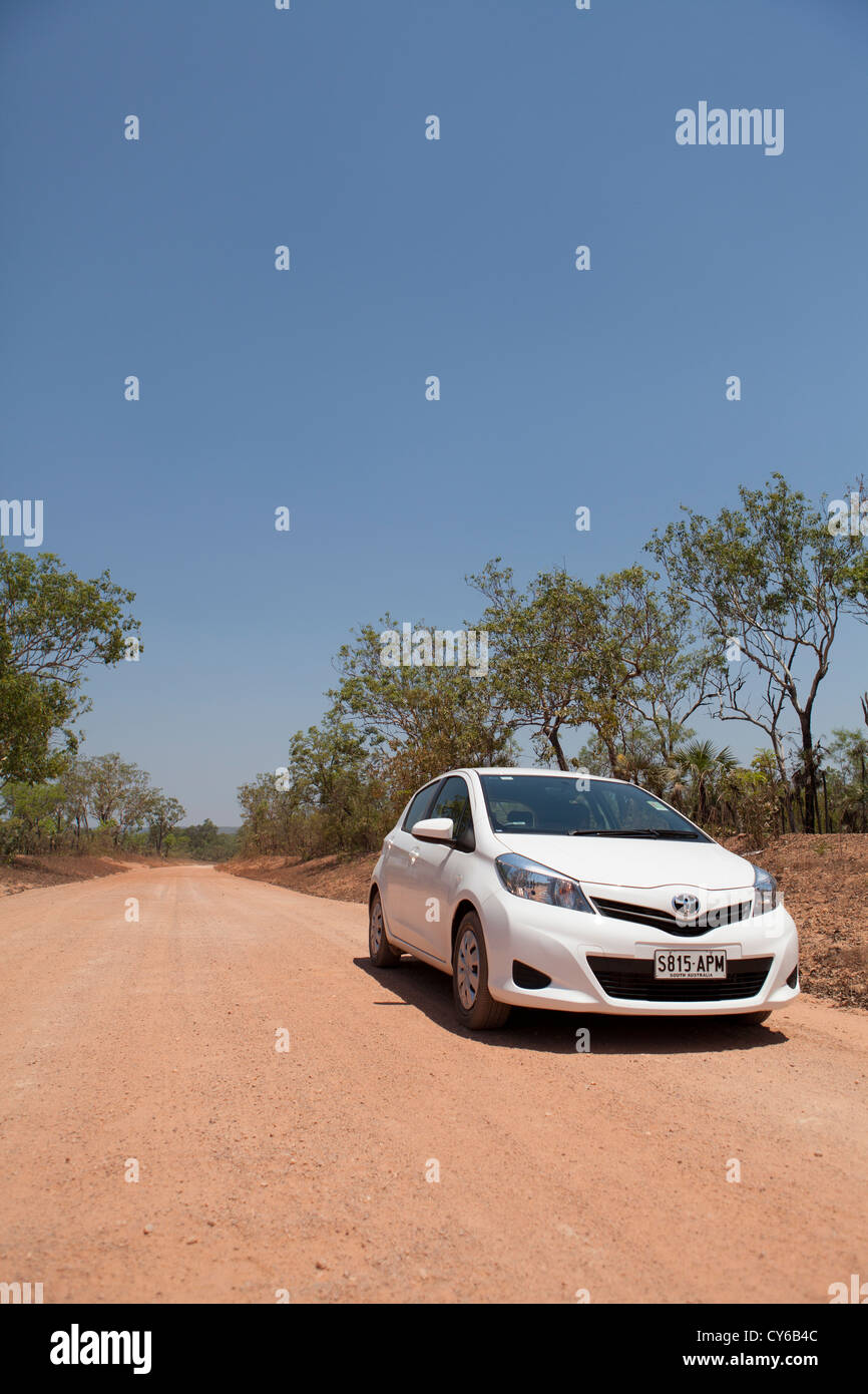 Piccola Toyota Yaris auto a noleggio su un outback australiano dissigillato strada sterrata. Australia occidentale Foto Stock