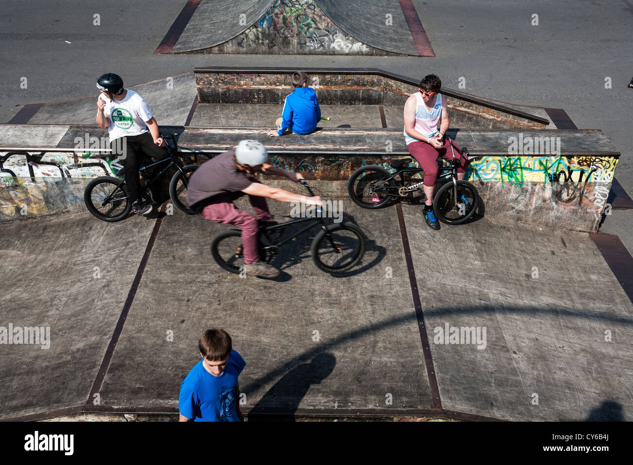 Gli adolescenti si trovano in un parco per skate vicino al molo nella città costiera di Southport. Foto Stock