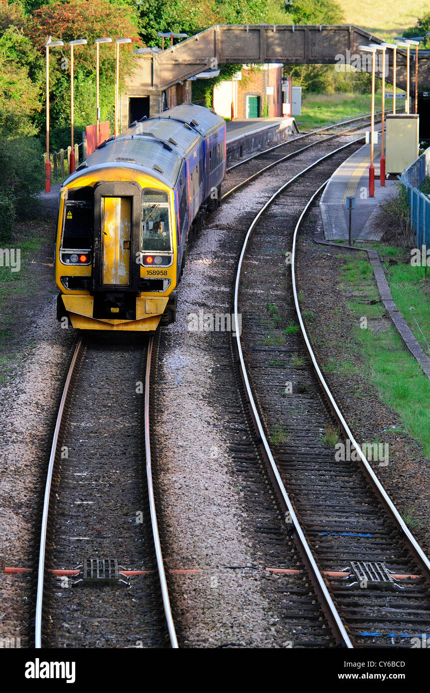 Una vista del mondo rurale stazione ferroviaria a Maiden Newton Dorset Regno Unito Foto Stock