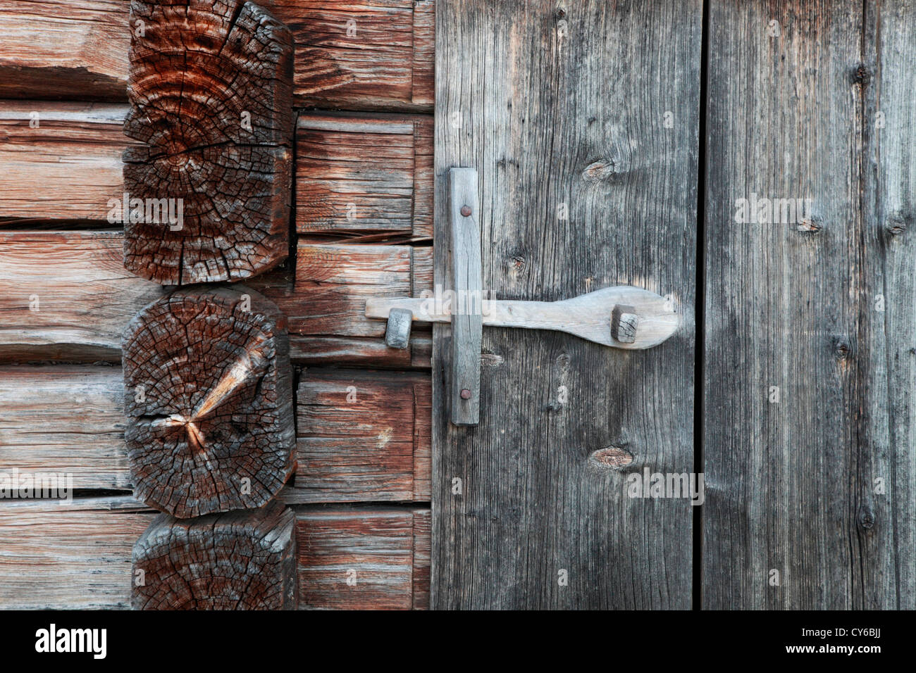 Dettaglio di una tradizionale casa log in Svezia: vite di legno su una porta del granaio. Foto Stock