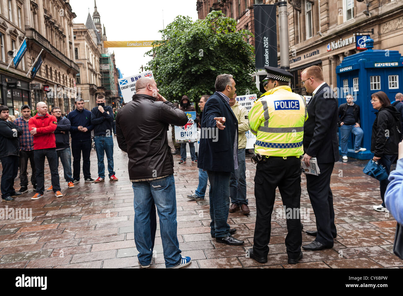 La BNP opponendosi ad essere girato dalla polizia Foto Stock