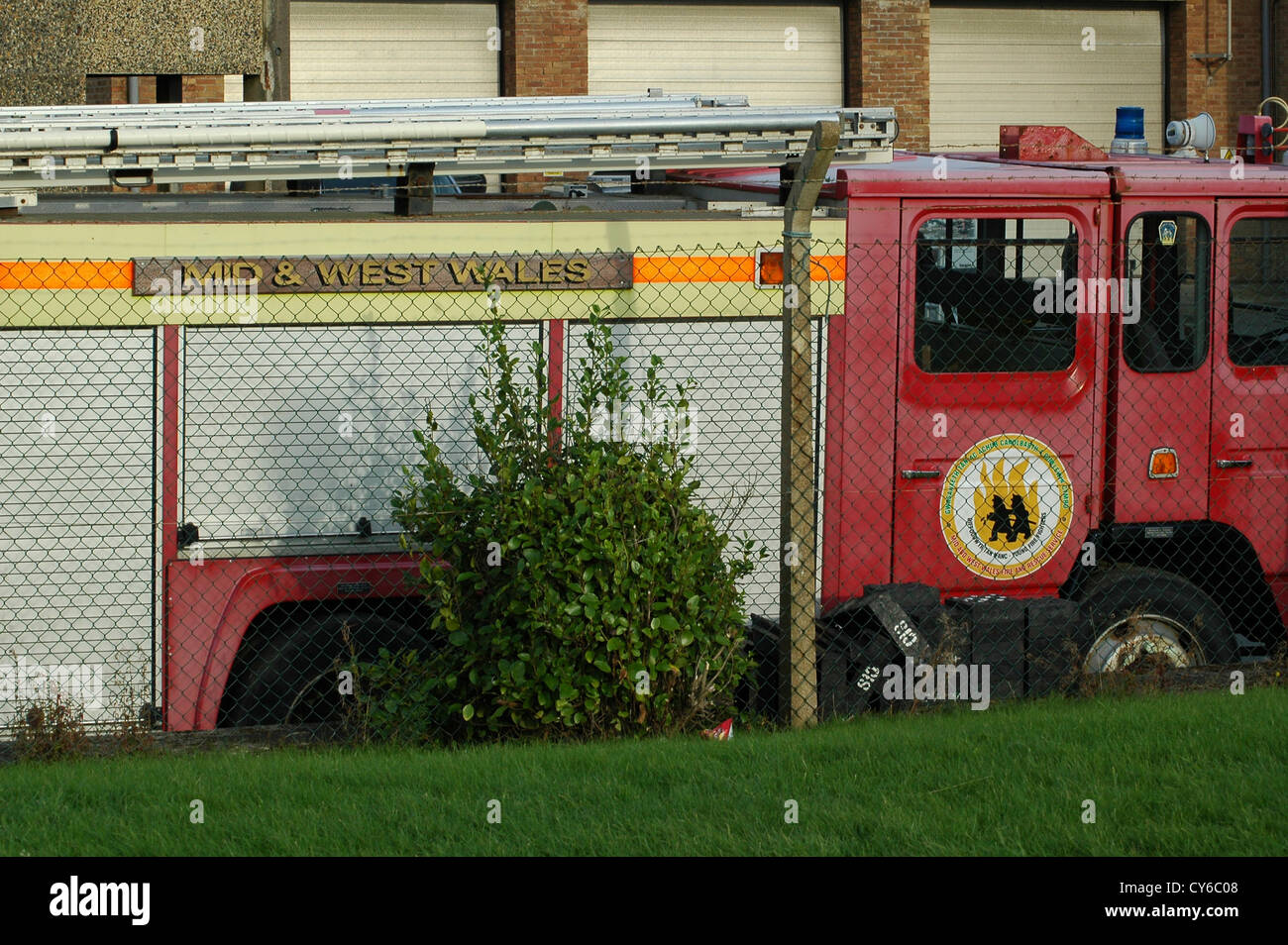 Un vecchio motore fire fading in Aberystwyth stazione dei vigili del fuoco cantiere. Foto Stock