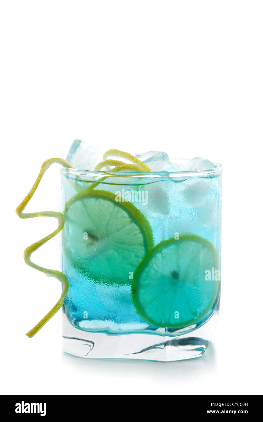 Blu cocktail alcolici con le fette di limone isolati su sfondo bianco Foto Stock