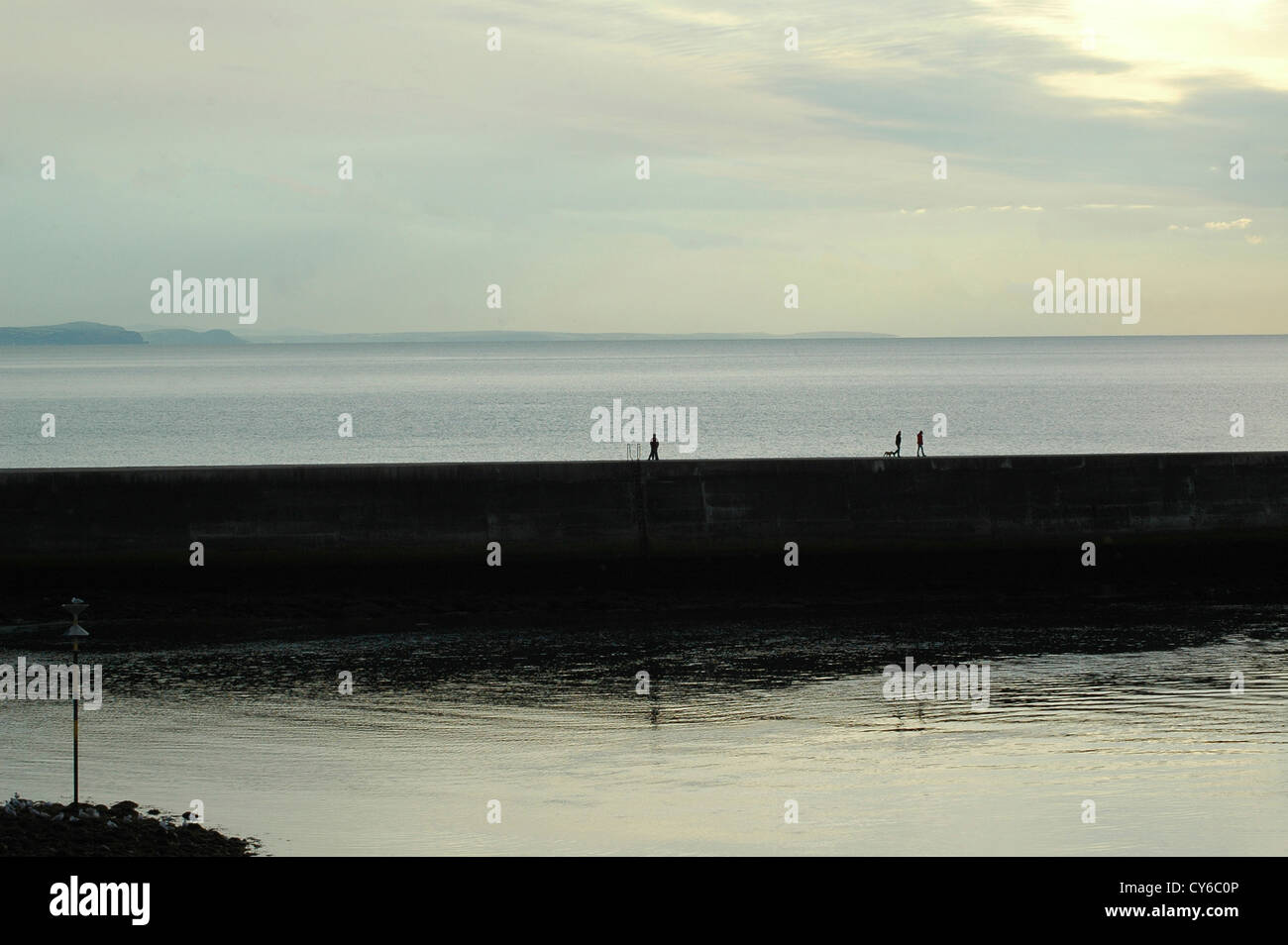 Aberystwyth molo di pietra / Harbour come crepuscolo approcci. Foto Stock