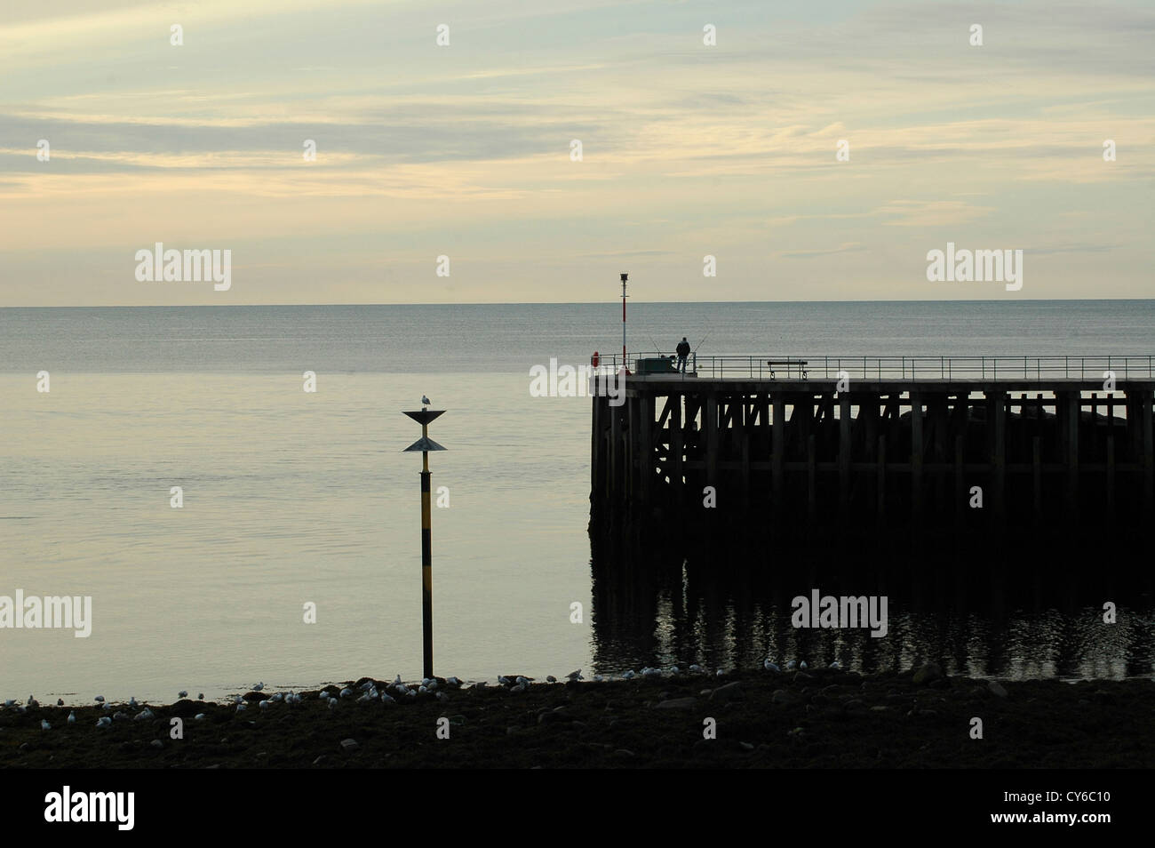 Aberystwyth Harbour jetty come crepuscolo approcci. Foto Stock