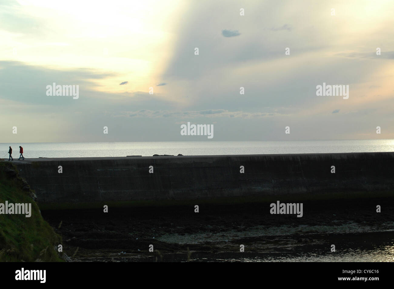 Tan Y Bwlch molo di pietra come il crepuscolo approcci. Foto Stock