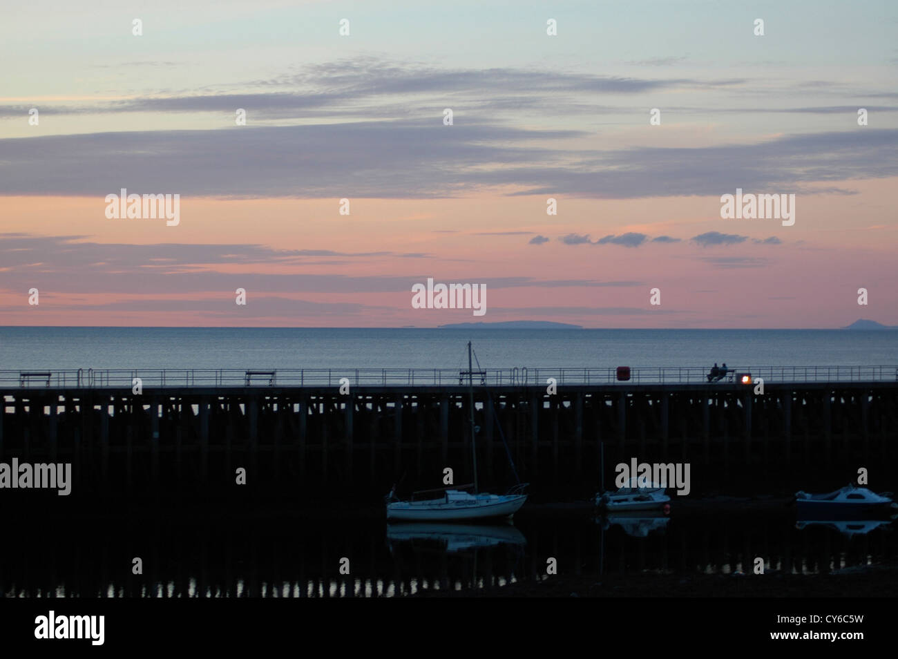 Aberystwyth porto e marina come crepuscolo approcci. Foto Stock