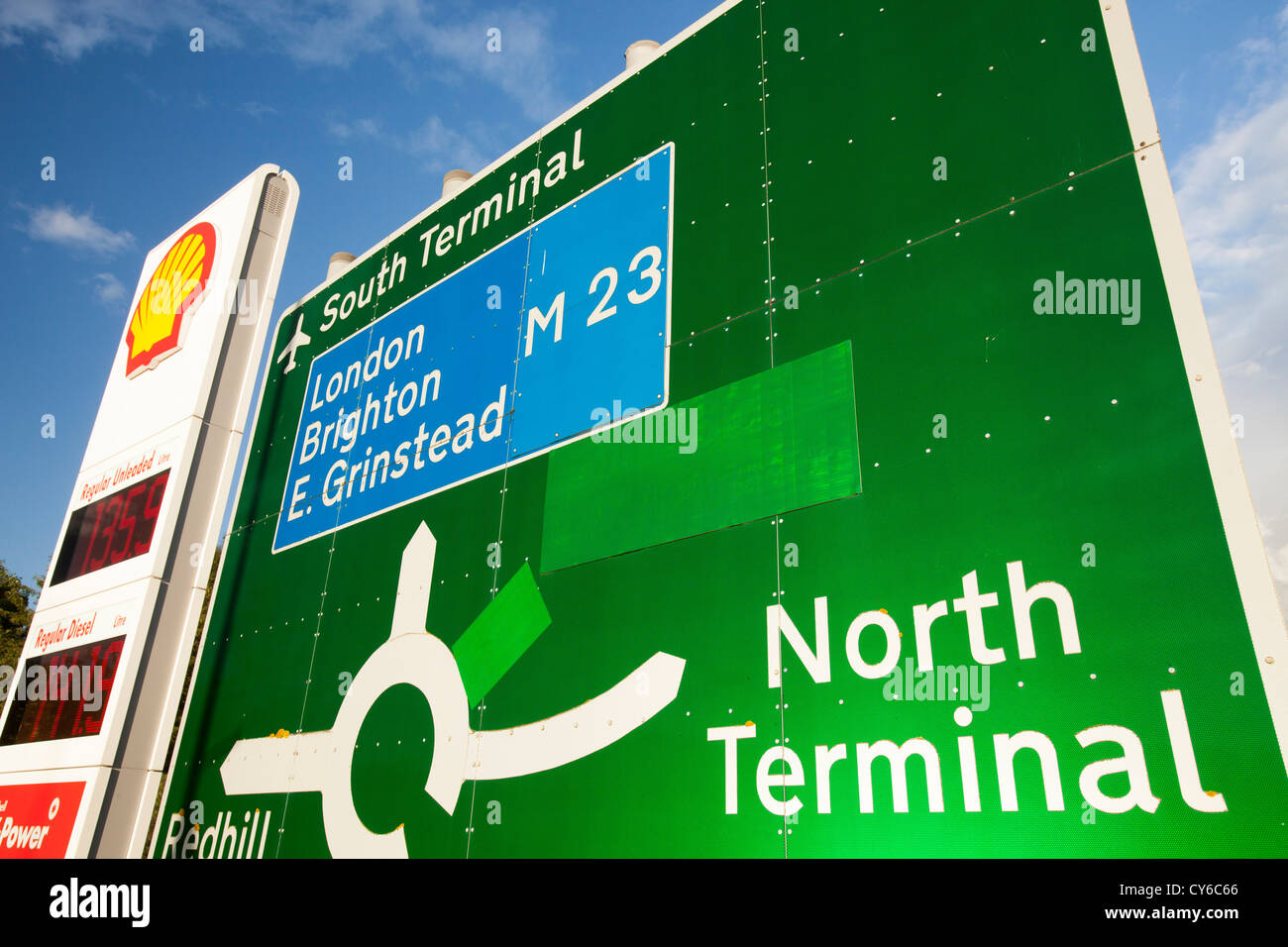 Un cartello stradale presso l'aeroporto di Gatwick di Londra, Regno Unito. Foto Stock