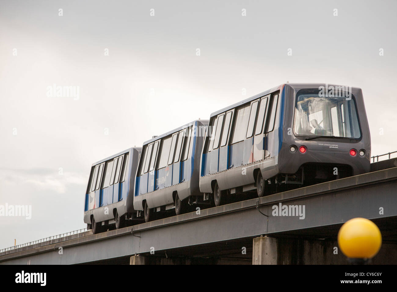 Il collegamento ferroviario tra l'aeroporto di Gatwick a sud e a nord i morsetti, London, Regno Unito Foto Stock