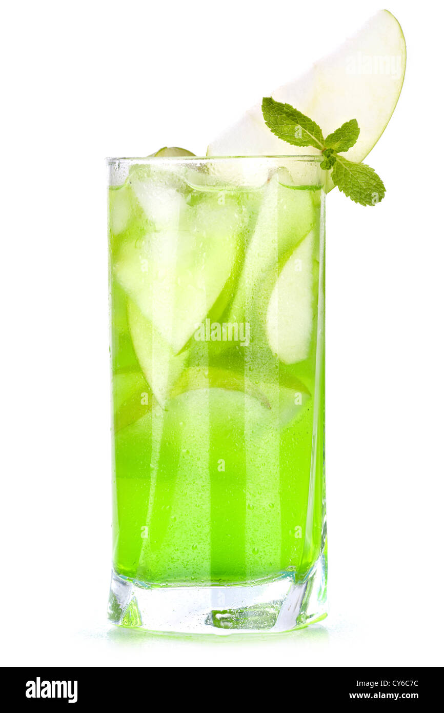 Cocktail di verde con mele e menta isolati su sfondo bianco Foto Stock