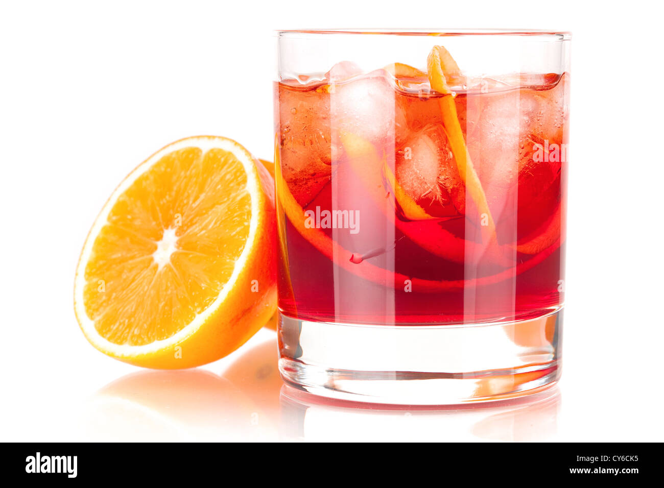 Cocktail alcolici collection - Negroni con Orange. Isolato su sfondo bianco Foto Stock