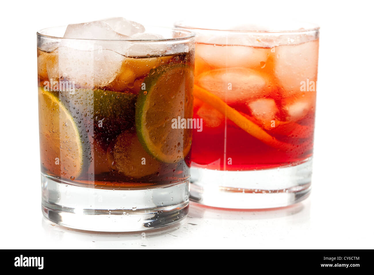 Cocktail alcolici collection - Negroni e Cuba Libre. Isolato su sfondo bianco Foto Stock