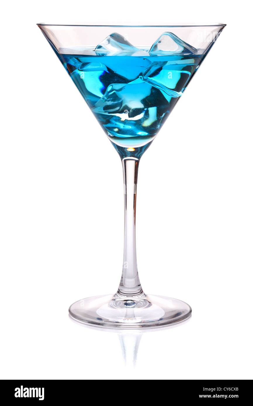 Blue cocktail tropicale nella coppetta Martini. Isolato su bianco Foto Stock