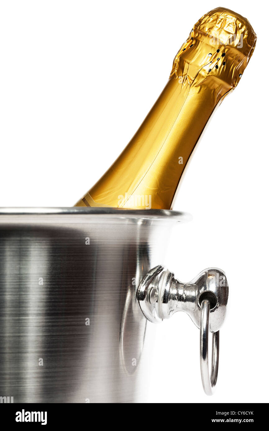 Primo piano di una bottiglia di champagne in un secchio champagne su sfondo bianco Foto Stock