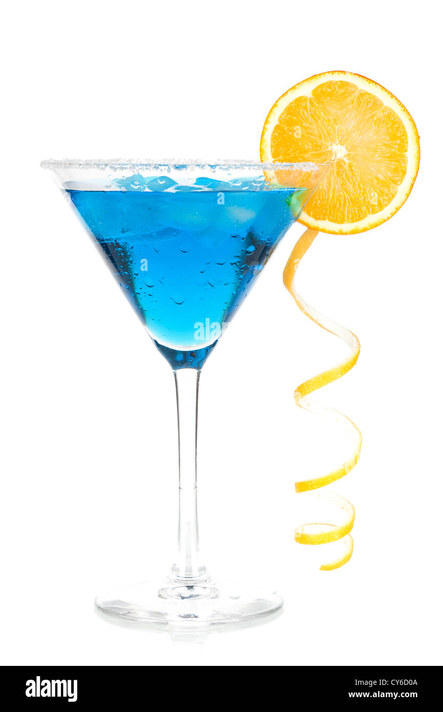 Cocktail collection - Blue martini con spirale di limone. Isolato su sfondo bianco Foto Stock