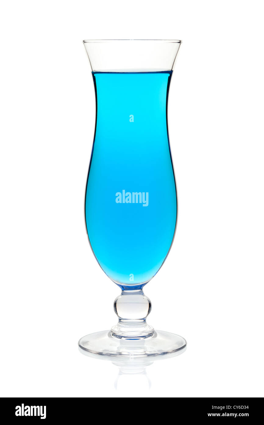 Colore blu drink in vetro di uragano. Isolato su sfondo bianco Foto Stock