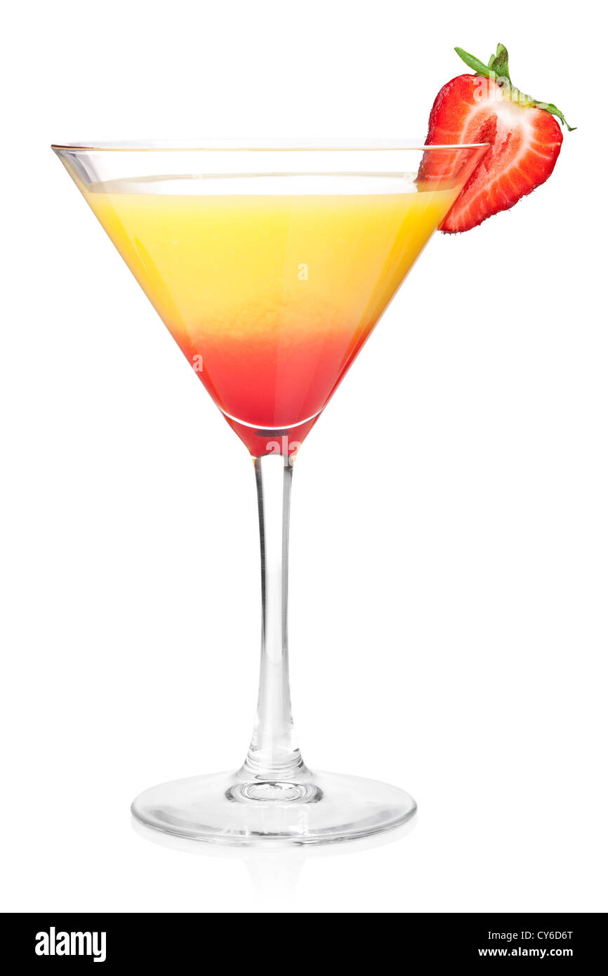 Stratificato cocktail alcolici con fragola. Isolato su sfondo bianco Foto Stock