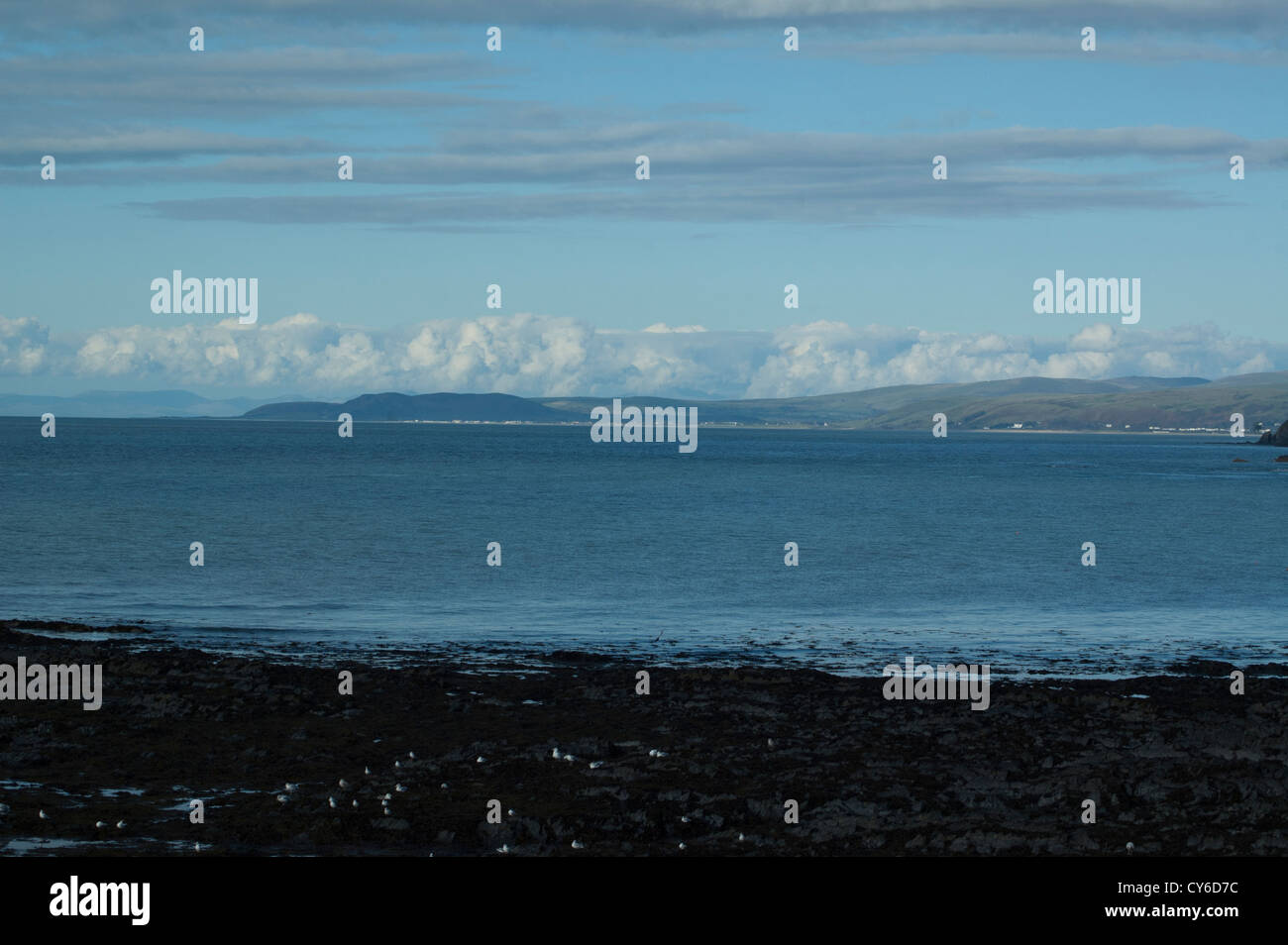 Mare piatto di Cardigan Bay. Foto Stock