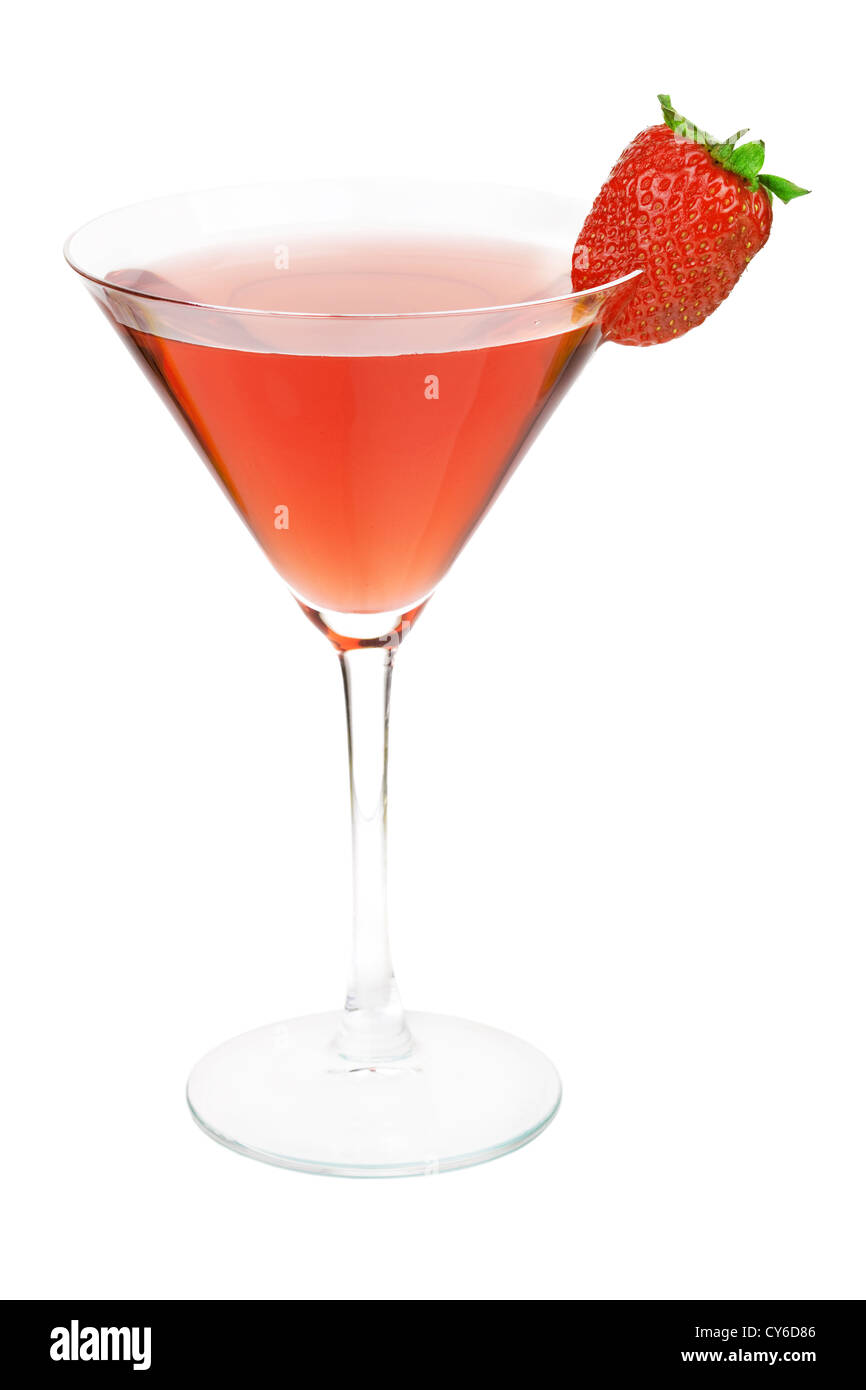 Fragola cocktail di alcool nella coppetta Martini. Isolato su sfondo bianco Foto Stock